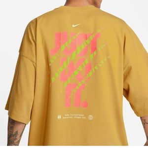 Oversized Nike shirt 💛